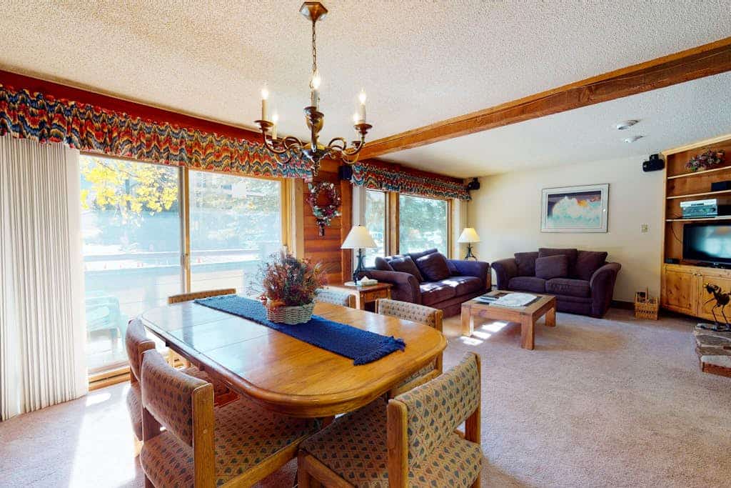 Ski-in/ski-out condo next to Super Bee lift w/shared hot tub/private deck/WiFi