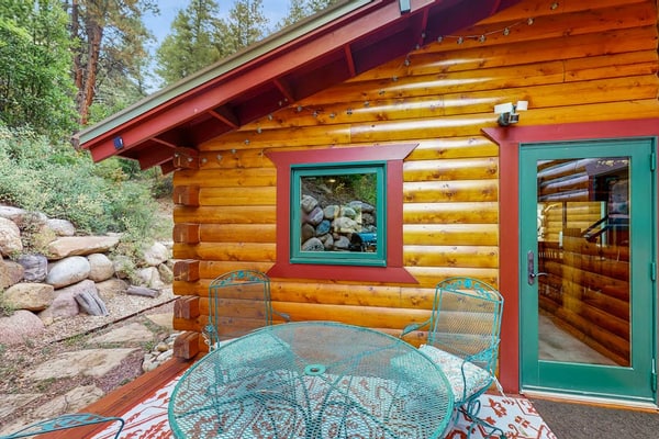 Mountain home with gas fireplace, dog-friendly and outdoor deck with BBQ