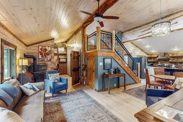 Mountain home with gas fireplace, dog-friendly and outdoor deck with BBQ
