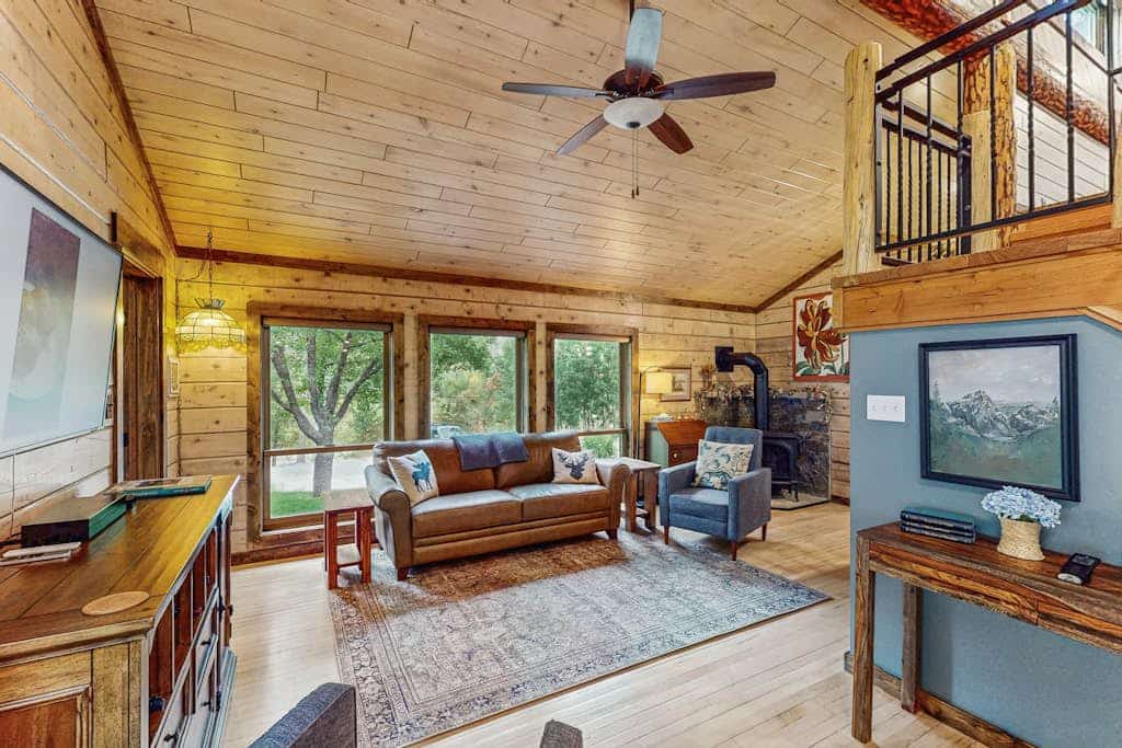 Mountain home with gas fireplace, dog-friendly and outdoor deck with BBQ