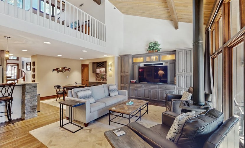 Spacious condo w/ fast wifi, shared pool, hot tub & tennis courts