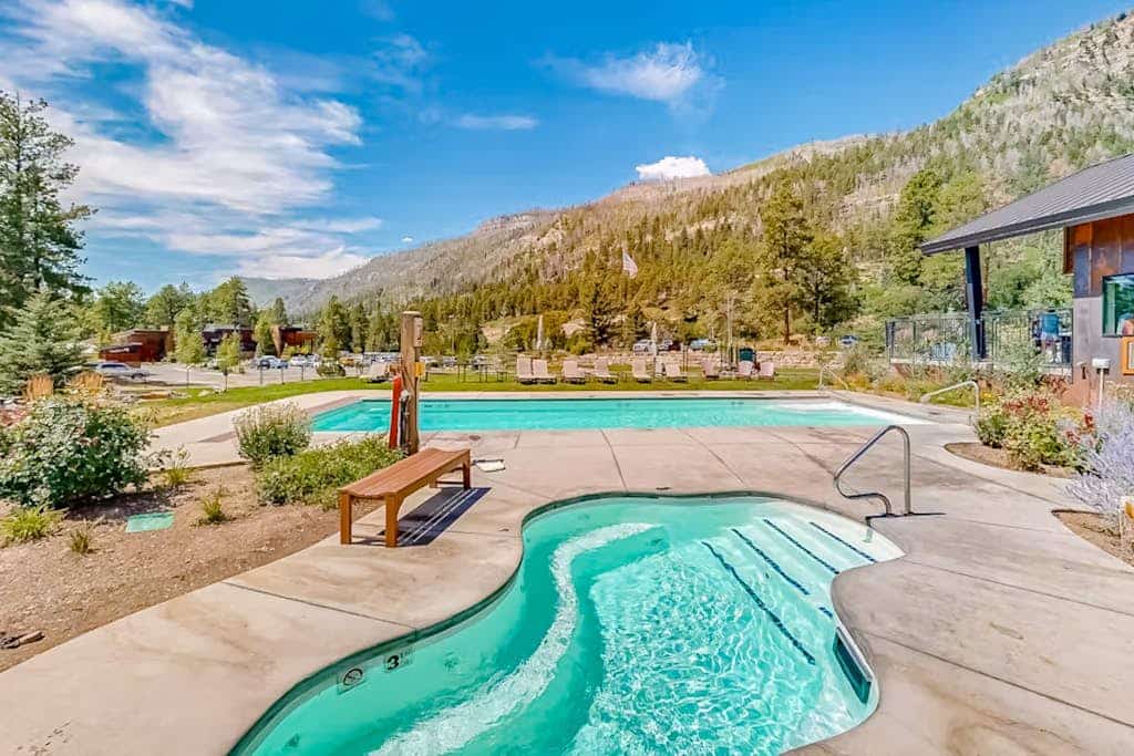 Spacious condo w/ fast wifi, shared pool, hot tub & tennis courts