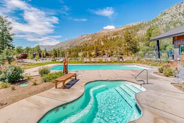 Spacious condo w/ fast wifi, shared pool, hot tub & tennis courts