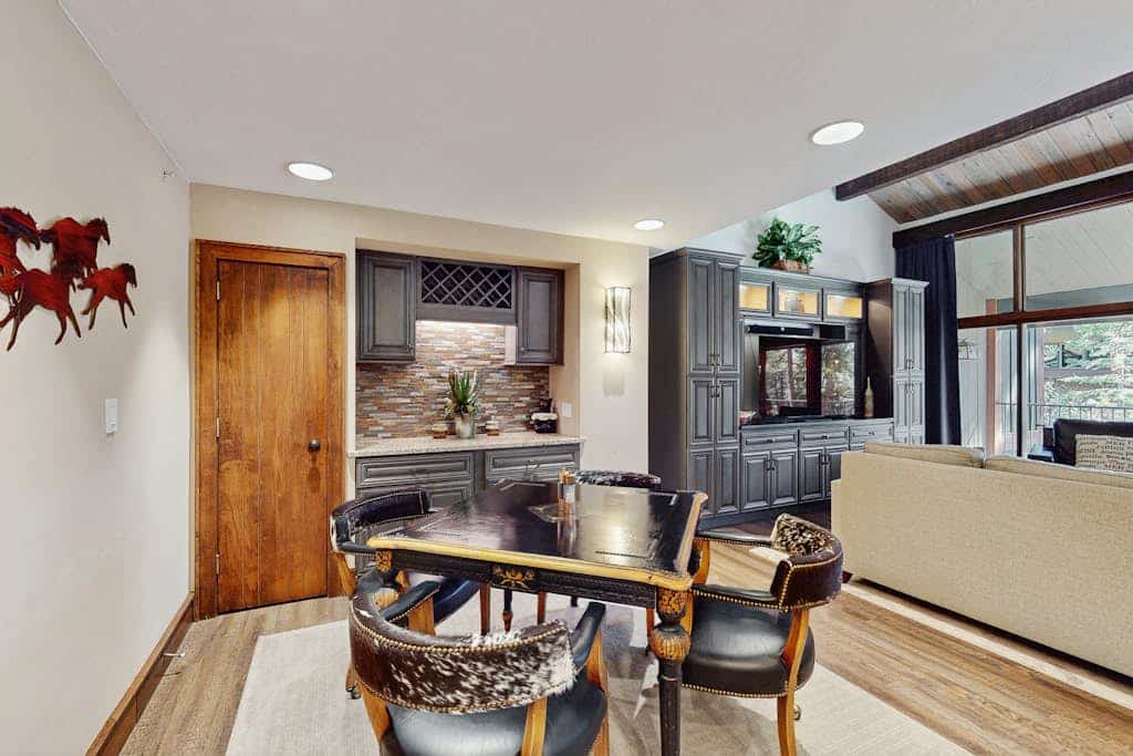 Spacious condo w/ fast wifi, shared pool, hot tub & tennis courts