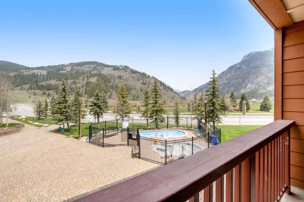 Home w/shared fitness center, billiard table, hot tub walk to lifts