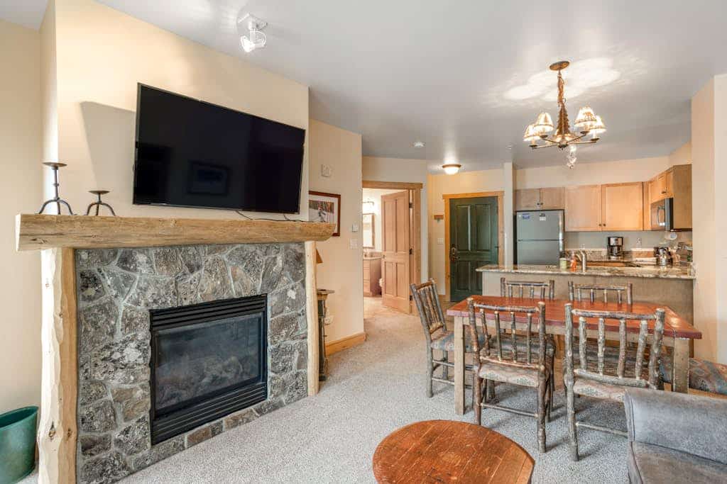 Home w/shared fitness center, billiard table, hot tub walk to lifts