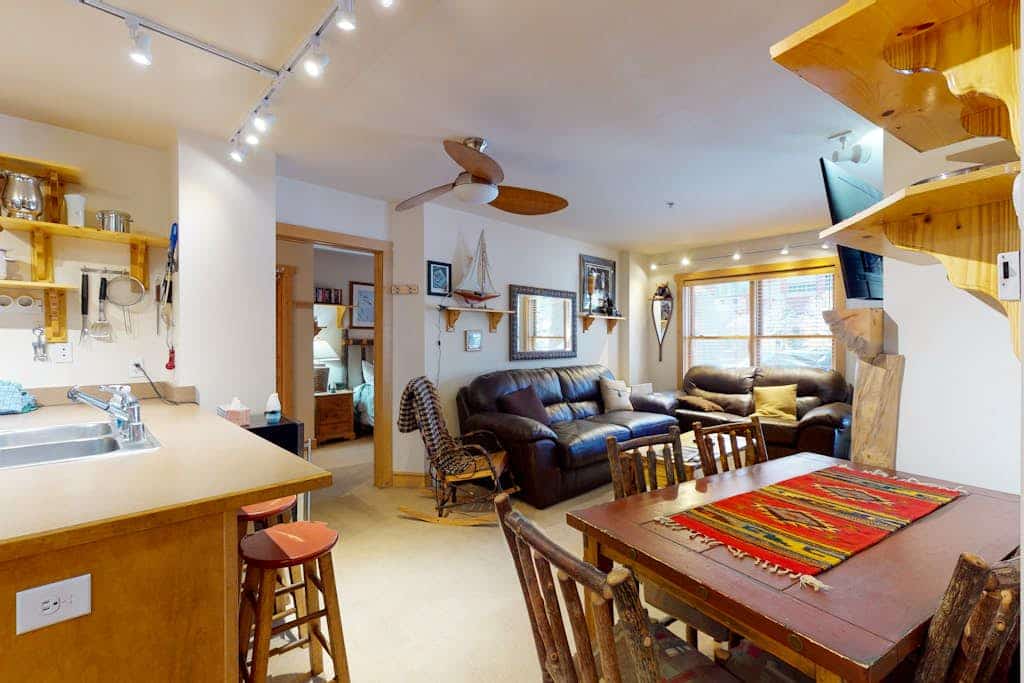 First-Floor Getaway w/ a Free WiFi, a Shared Hot Tub & a Fitness Center