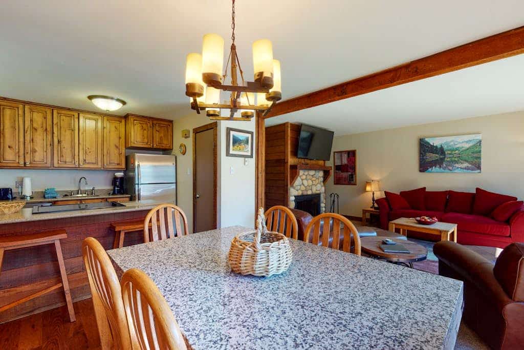 Mountainside Home w/ Free WiFi & a Full Kitchen plus a Shared Hot Tub