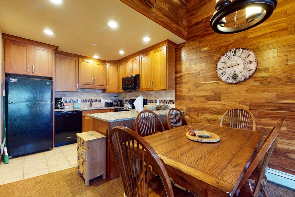 Inviting mountain condo w/shared outdoor pool, WiFi, gas fireplace - near slopes