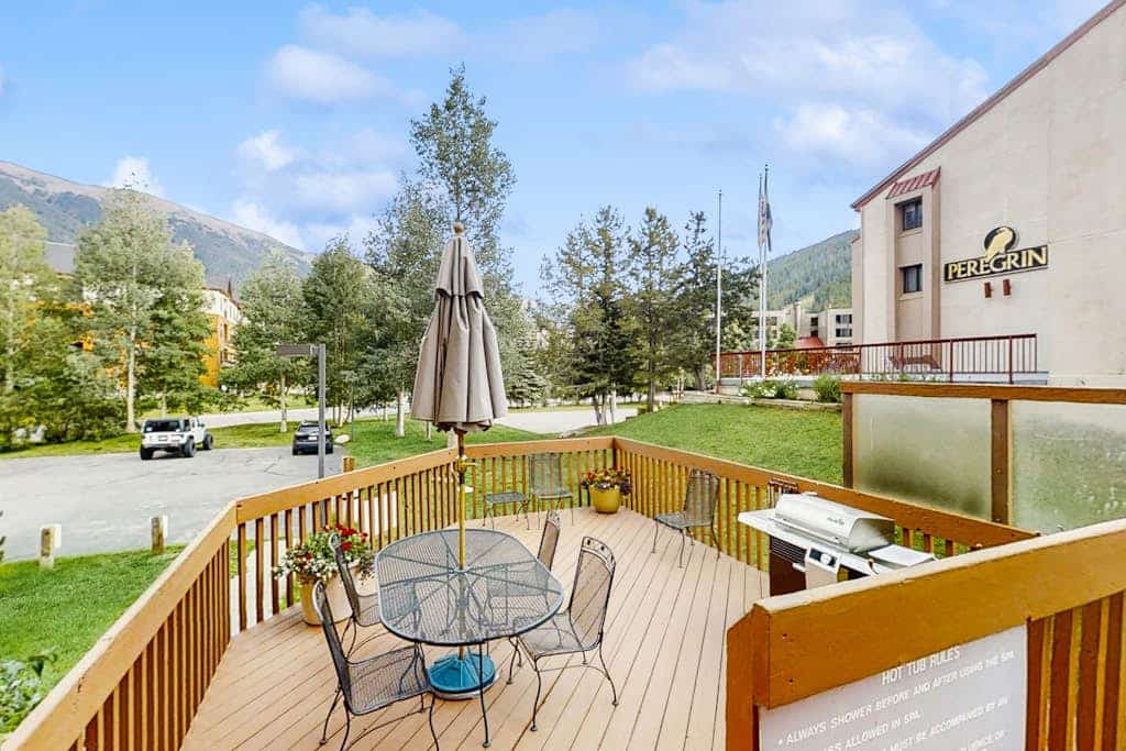 Skier studio with ski views, shared hot tub and sauna - close to ski lifts