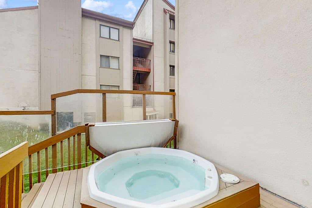 Skier studio with ski views, shared hot tub and sauna - close to ski lifts