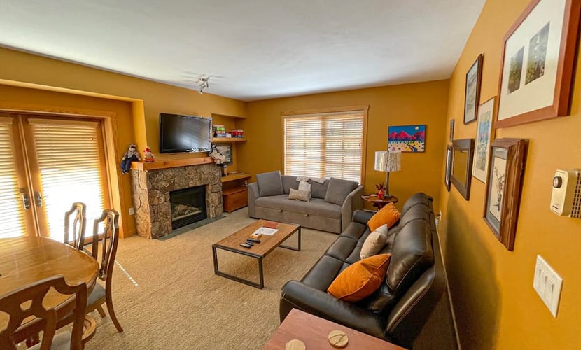 Lovely Two-Bedroom Condo in a Great Location w/ Shared Fitness Center & Hot Tub