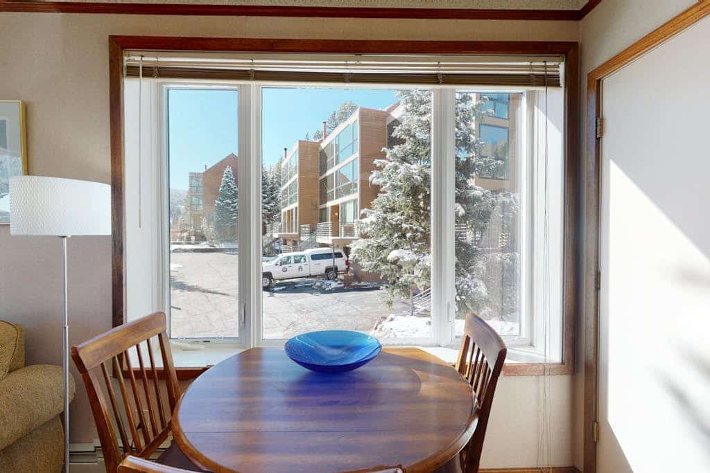 Casual ski studio with mountain views and shared hot tub - close to ski lifts