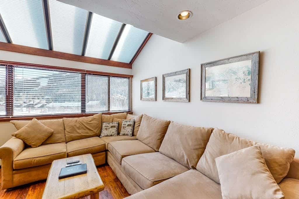Amazing Condo Near the Slopes W/ Shared Hot Tub, Full Kitchen & Wood Fireplace