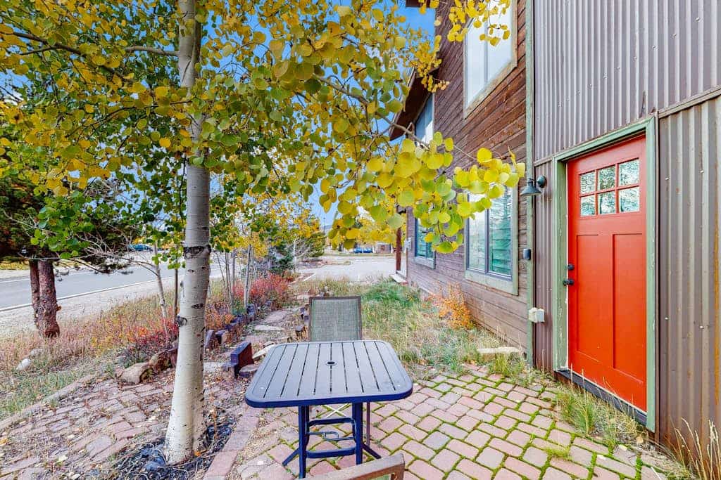 Ground-Floor Condo with WiFi, Laundry & Prime Location - Walk Everywhere