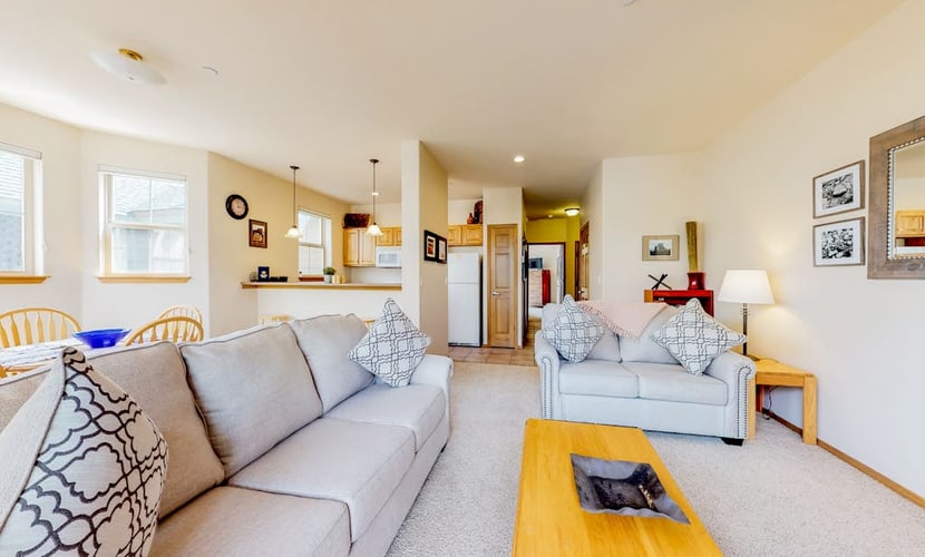 Ground-level condo w/ private balcony & shared hot tub - on bus route