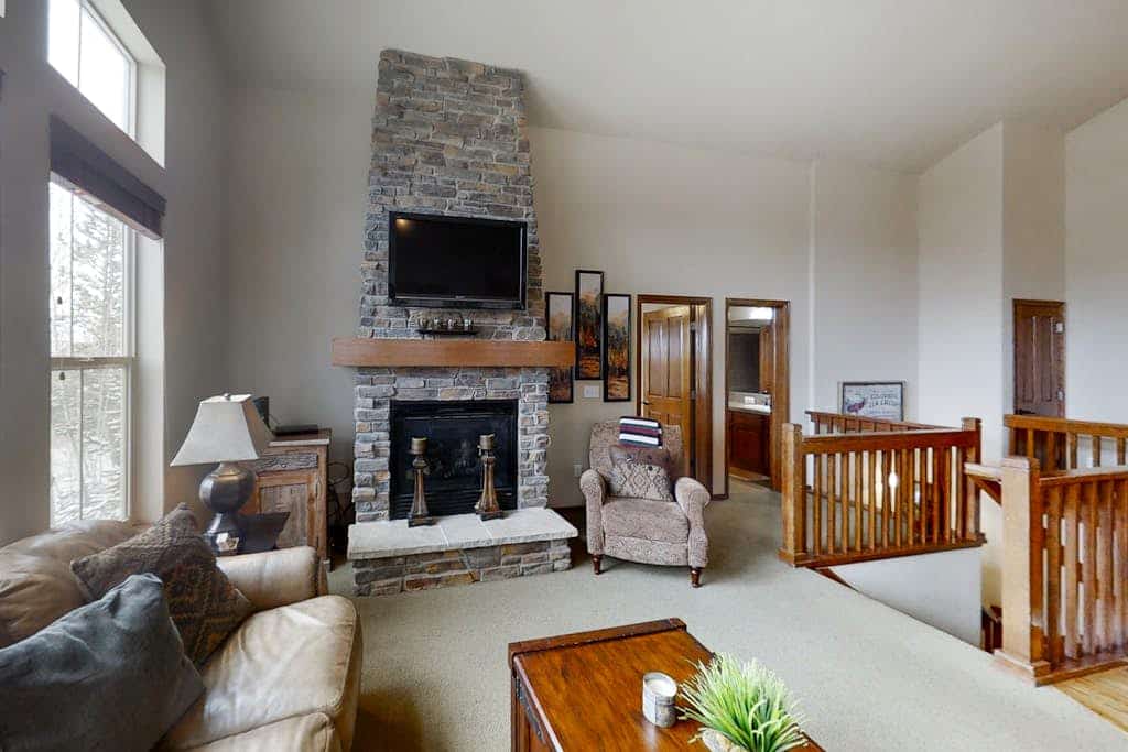 Dog-friendly retreat with fireplace, WiFi & inviting deck - great location