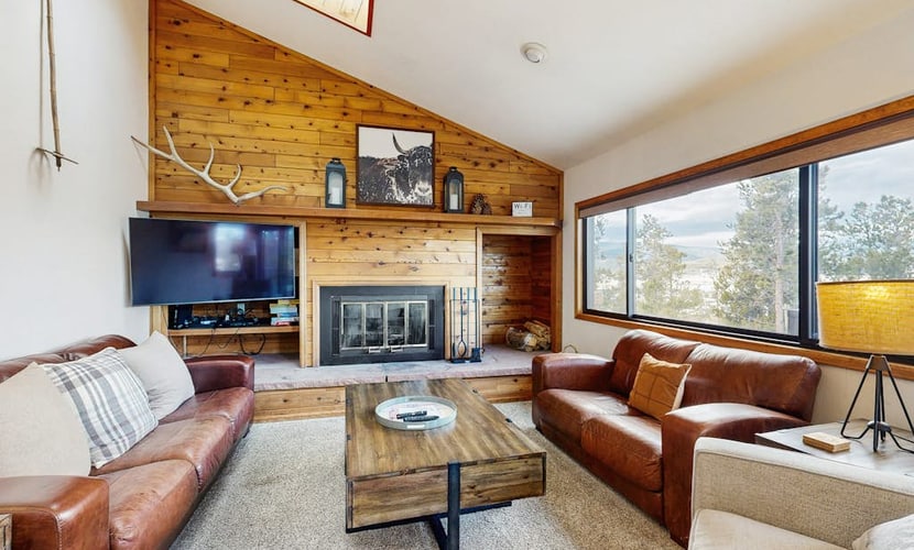 Dog-Friendly Mountain Townhouse w/Private Hot Tub & Deck - Free Shuttle to Lifts