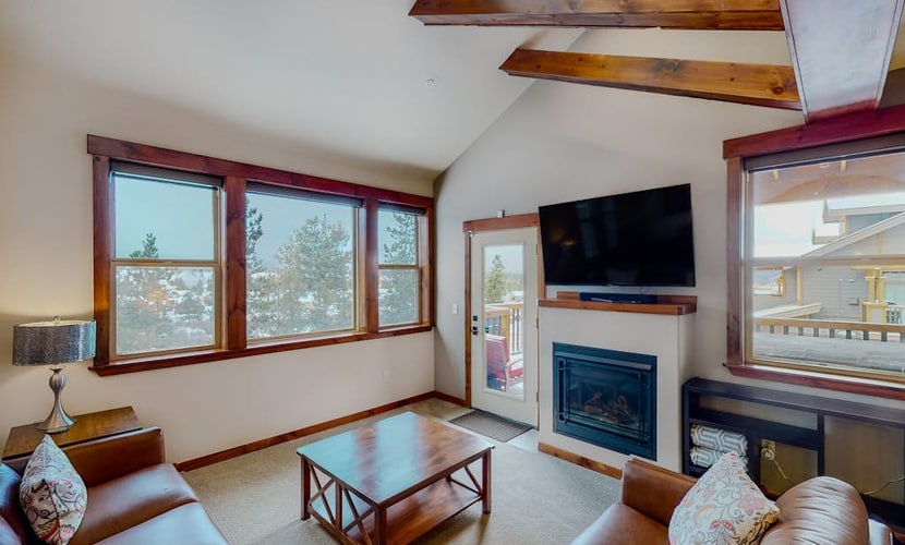 Top-floor condo with private hot tub, amazing mountain view & gas fireplace