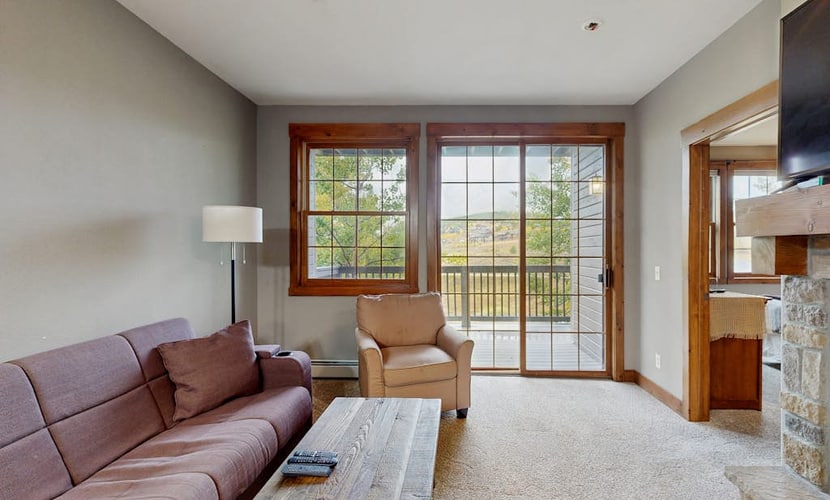Family home w/private washer/dryer, free WiFi, shared hot tub, & gas fireplace