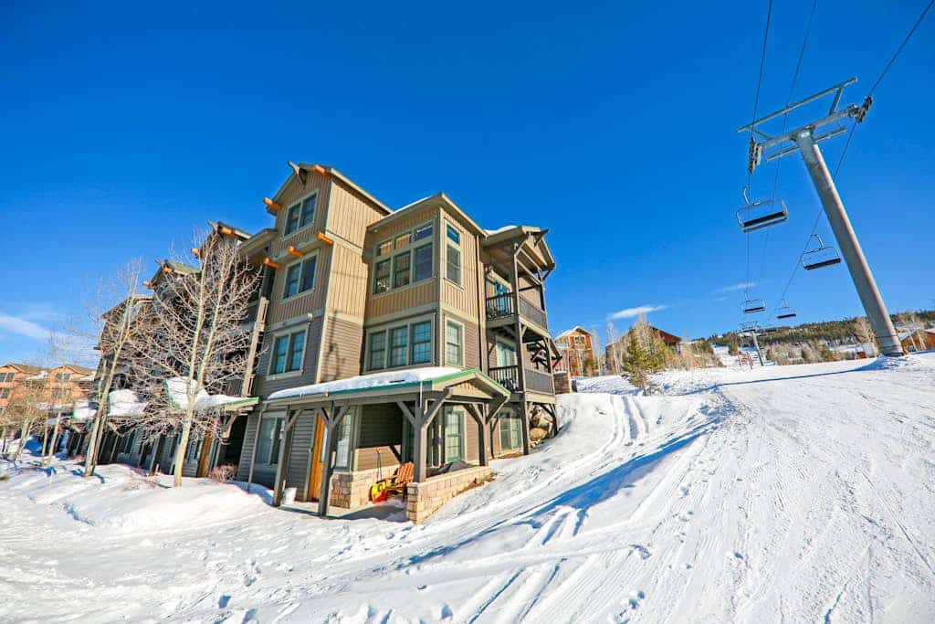 Family home w/private washer/dryer, free WiFi, shared hot tub, & gas fireplace