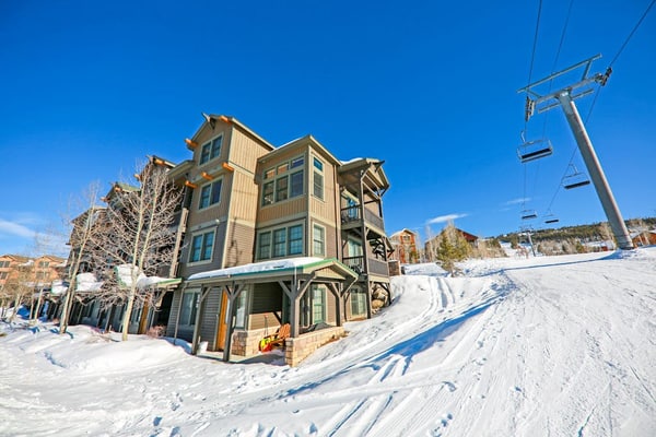 Family home w/private washer/dryer, free WiFi, shared hot tub, & gas fireplace
