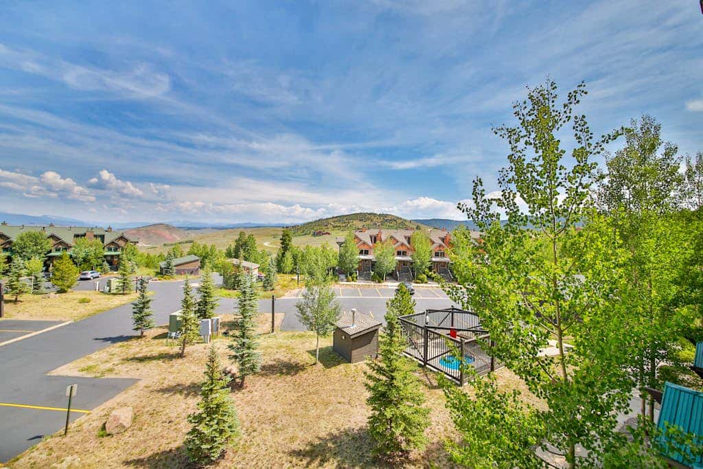 Kicking Horse Lodges 3-202