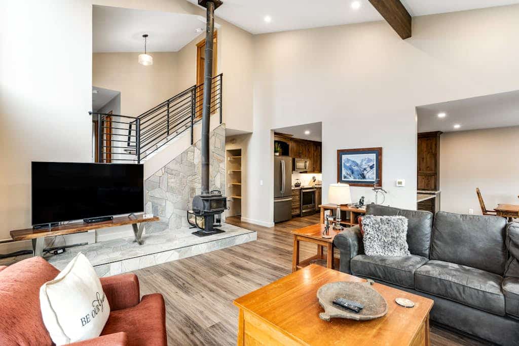 Group getaway with scenic mountain views & woodstove - near hike/ski/cycle