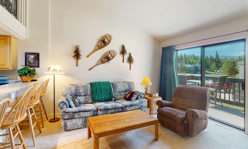 Spacious condo with loft, wood-burning fireplace & access to 2 hot tubs & pool