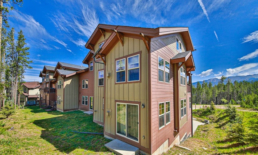 Convenient Mountain Condo w/Free WiFi, Mtn Views, Private Washer/Dryer, & Cable