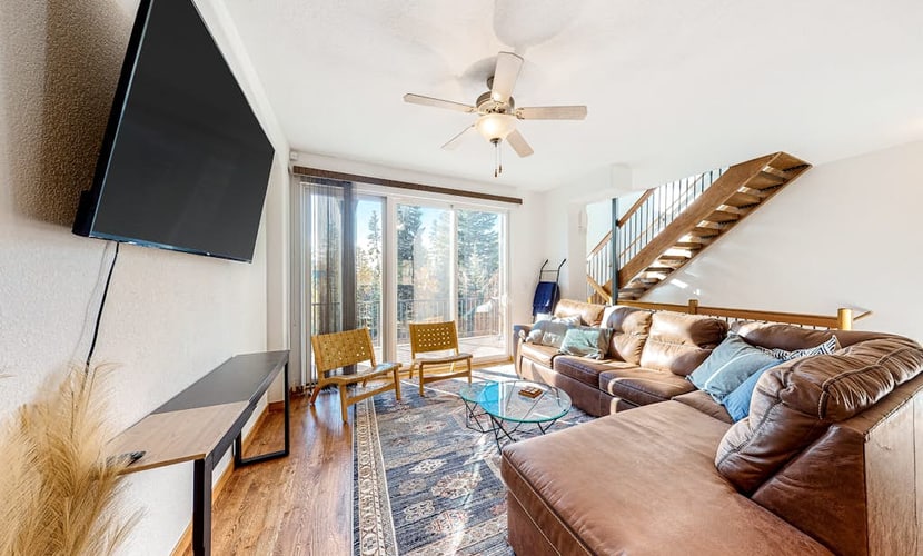 Contemporary mountain gem near the slopes with private balcony - dog-friendly