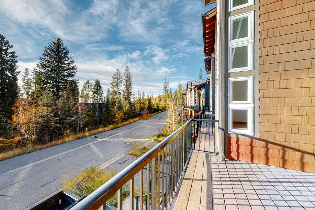 Contemporary mountain gem near the slopes with private balcony - dog-friendly
