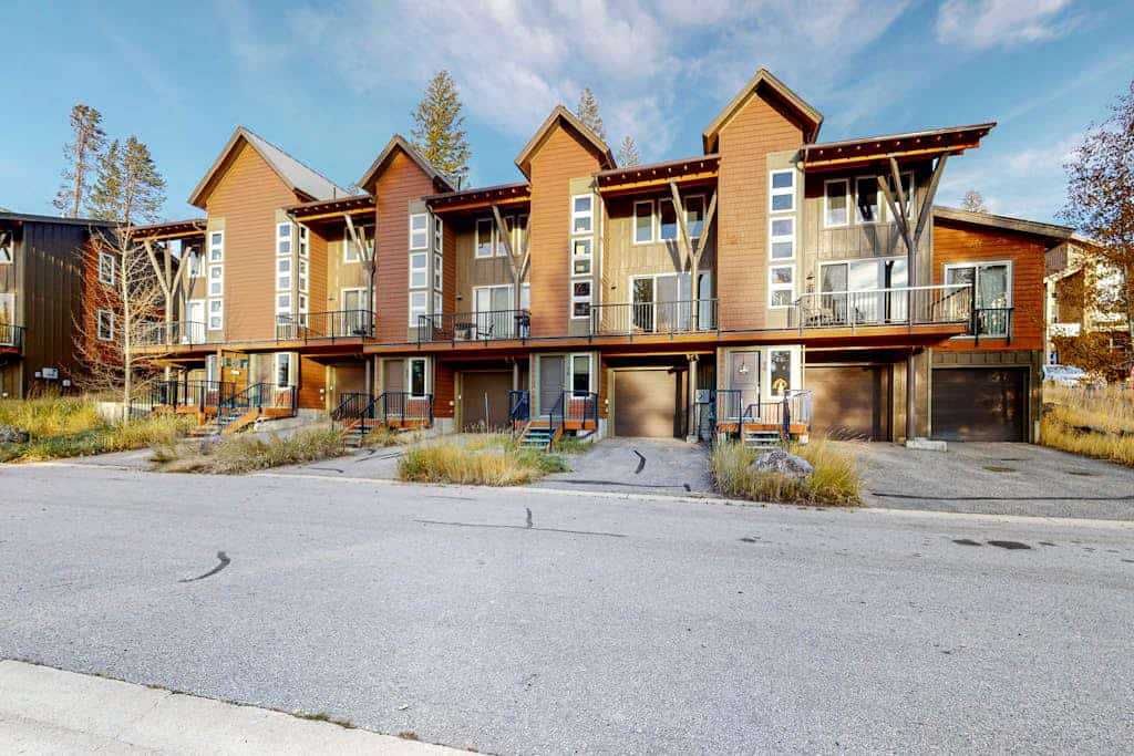Contemporary mountain gem near the slopes with private balcony - dog-friendly
