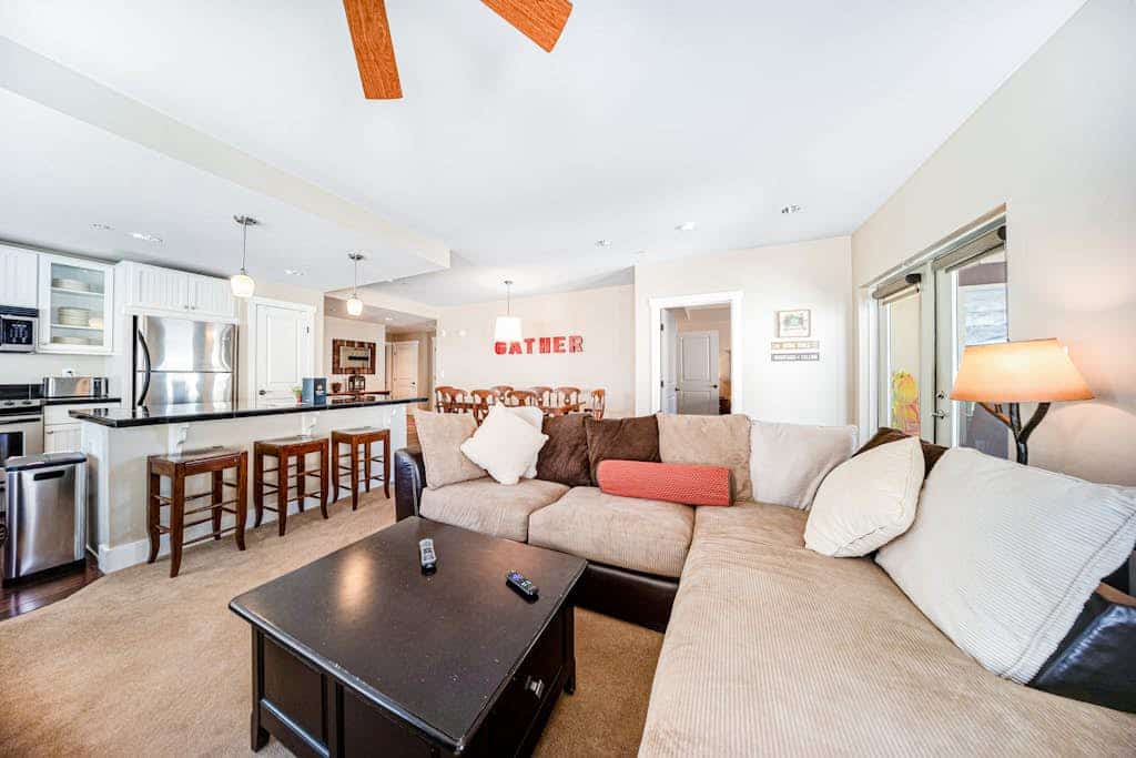 Ideally located mountain getaway w/ shared pool, gas grill, & scenic balcony
