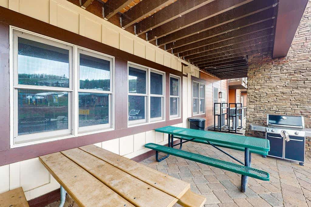 Lovely home in ski-in/ski-out complex with washer & dryer + shared pool/hot tub
