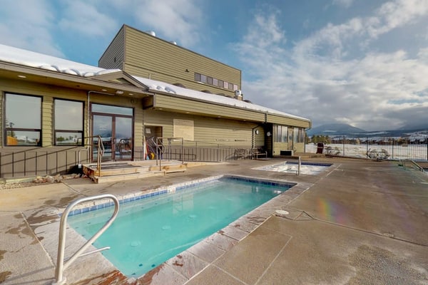 Upscale loft condo with fireplace, balcony, pool, hot tub & W/D
