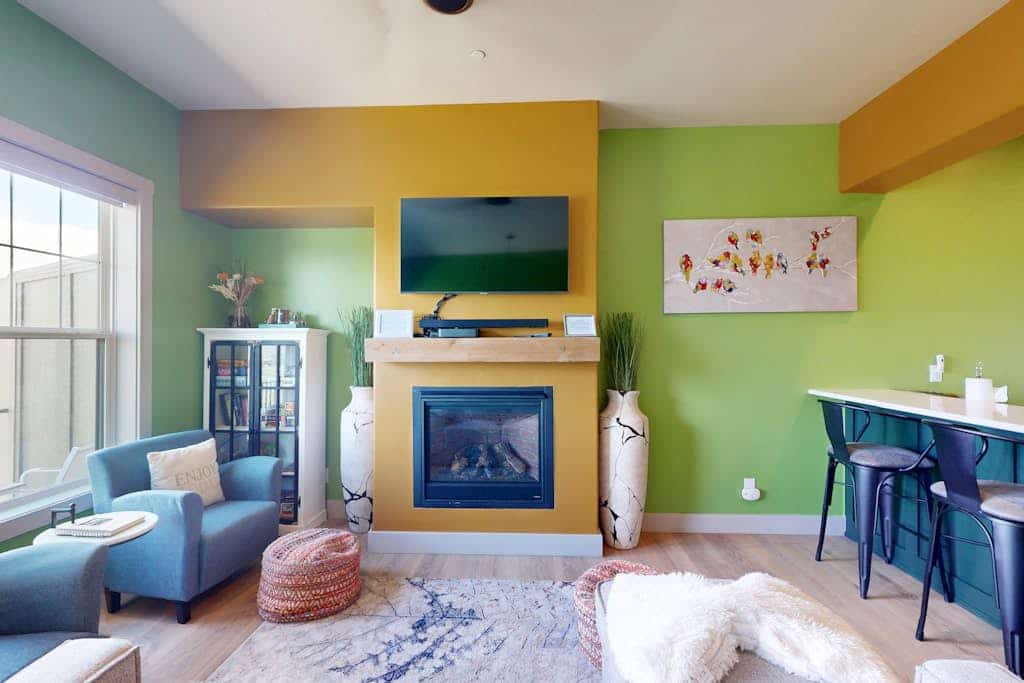 Charming townhome in central locale with fireplace & balcony - dog-friendly