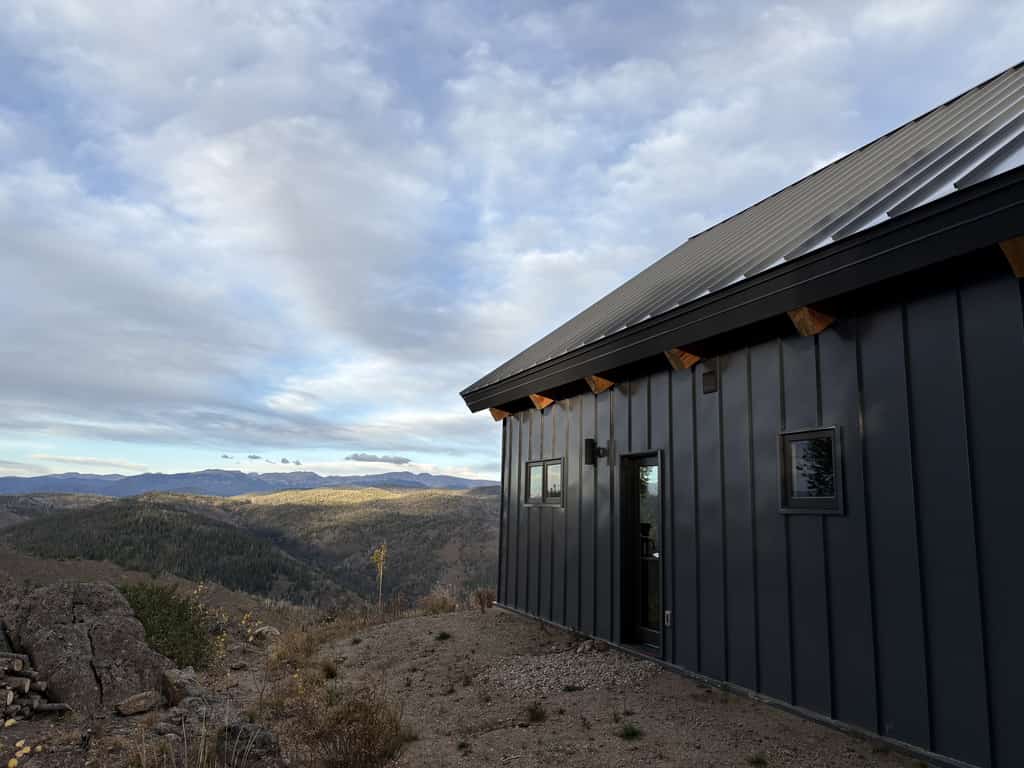 Modern off grid cabin with stocked kitchen & private mountain view- dog friendly