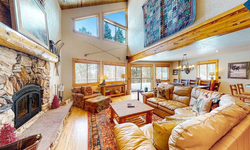 Dog-friendly mountain home with fireplace, firepit & ping-pong - great for kids