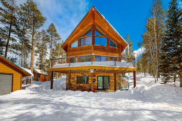 Dog-friendly mountain home with fireplace, firepit & ping-pong - great for kids