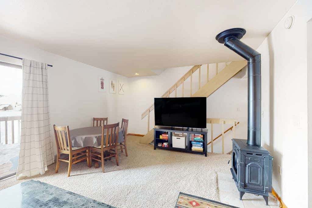 Spacious townhome with a scenic deck, grill & washer/dryer - near the lake