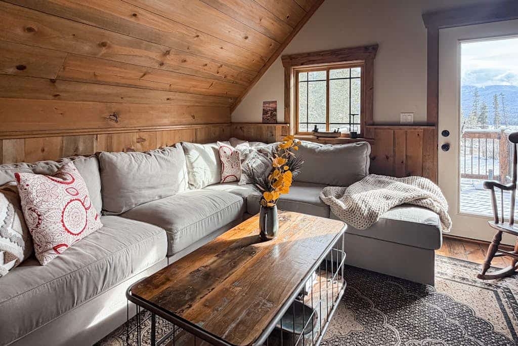 Quaint updated cabin with mountain views, dog-friendly, BBQ grill