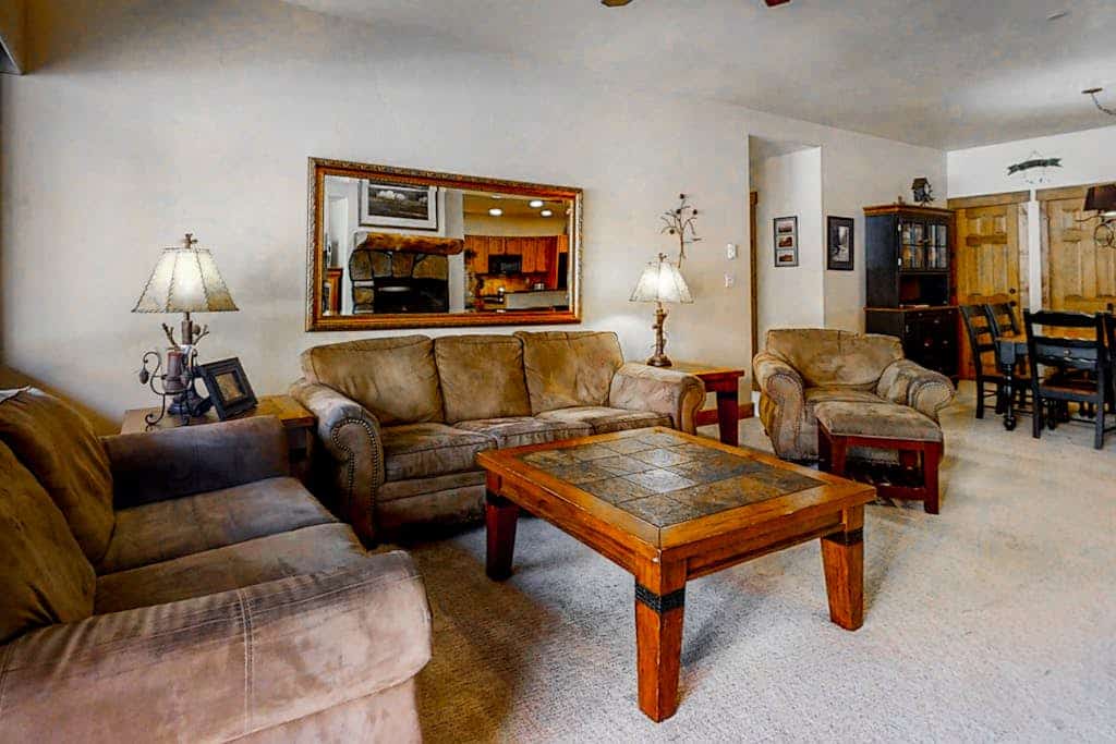 Beautiful condo w/shared pools, hot tubs, & ski shuttle + private washer/dryer