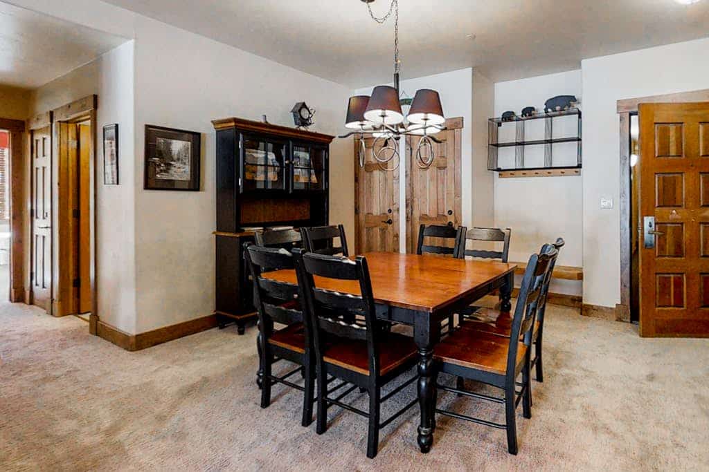 Beautiful condo w/shared pools, hot tubs, & ski shuttle + private washer/dryer