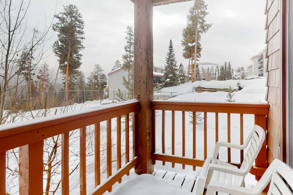 Simple & Lovely Studio with Wood Fireplace, WiFi & Mountain View Balcony