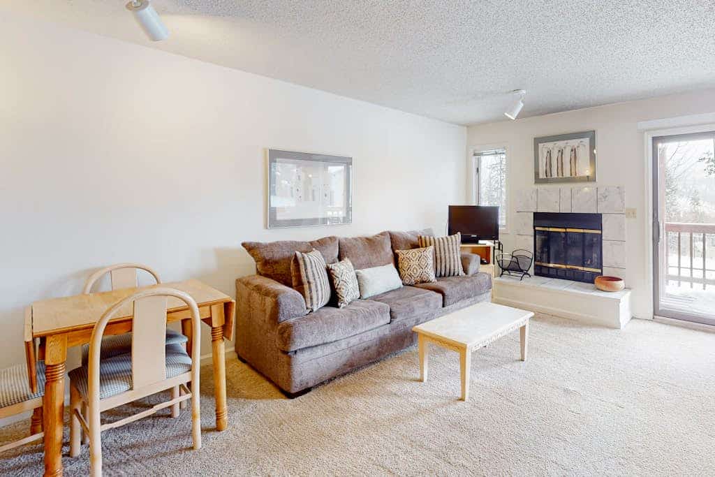 Simple & Lovely Studio with Wood Fireplace, WiFi & Mountain View Balcony