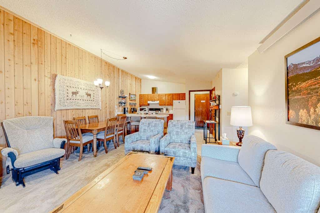 Cozy condo close to the ski resort with shared game room, pool, hot tub, WiFi