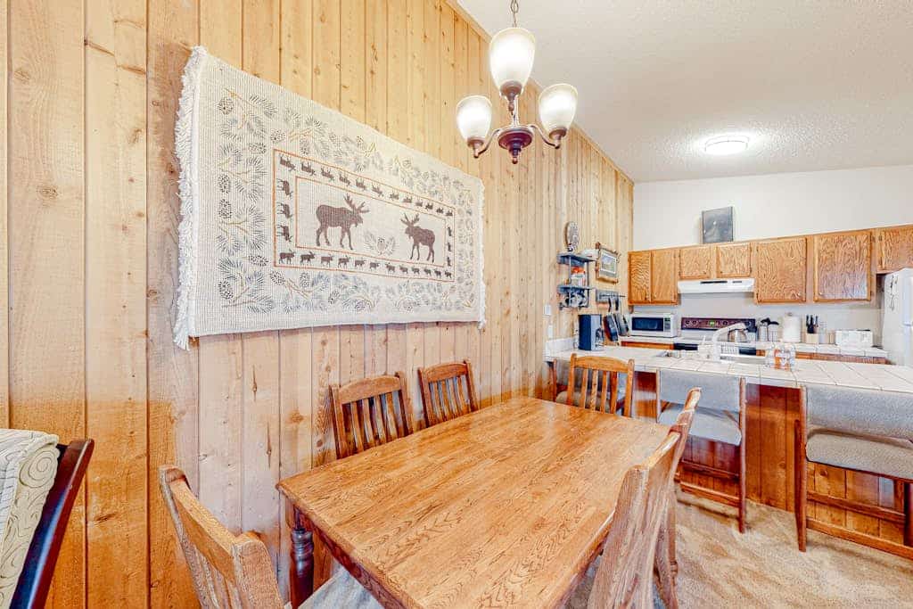 Cozy condo close to the ski resort with shared game room, pool, hot tub, WiFi