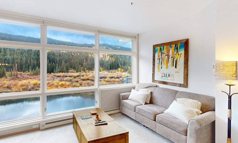 Top-floor condo with spectacular views - waterfront on Snake River