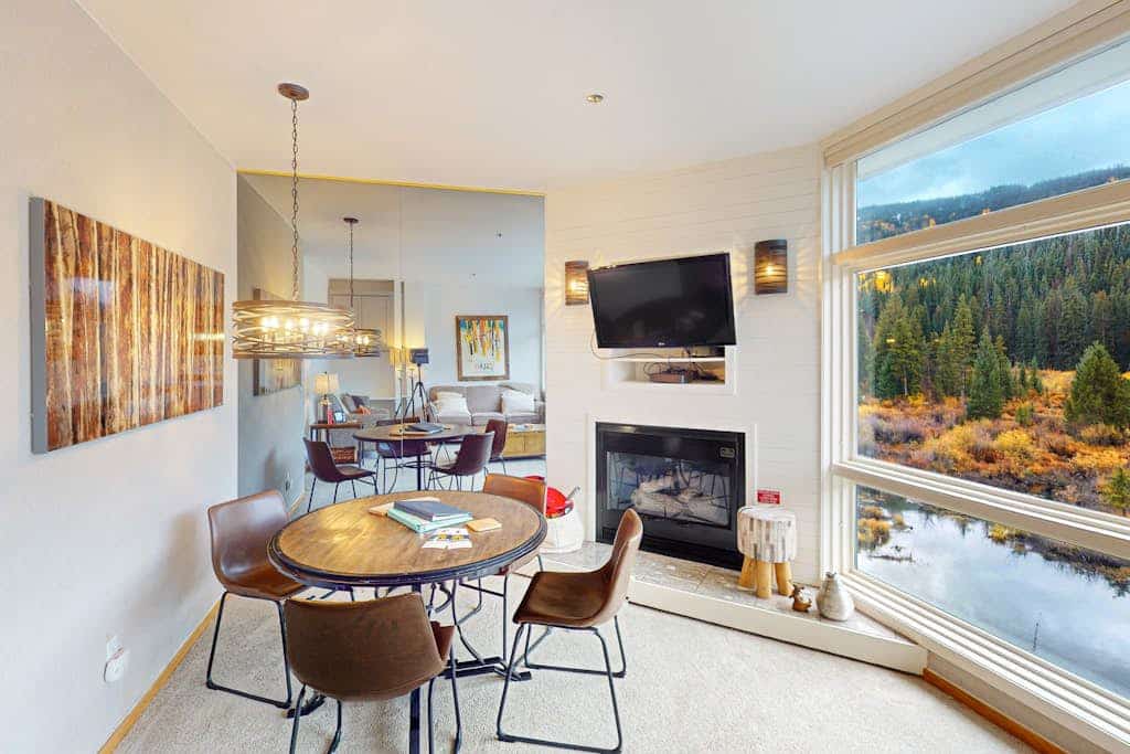 Top-floor condo with spectacular views - waterfront on Snake River